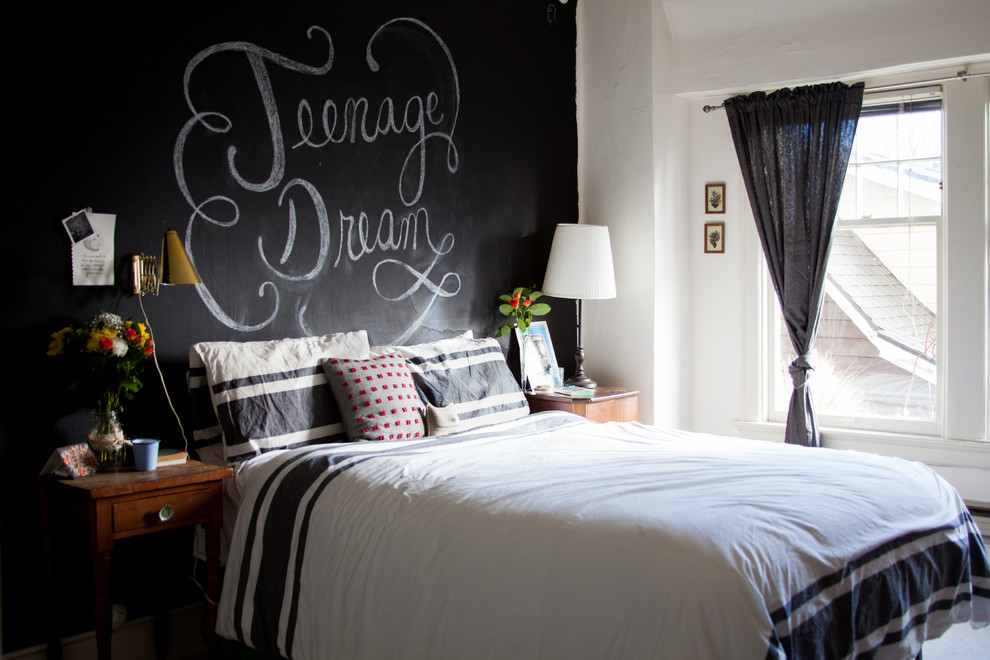 Imagen de dormitorio principal ecléctico de tamaño medio con paredes blancas y moqueta