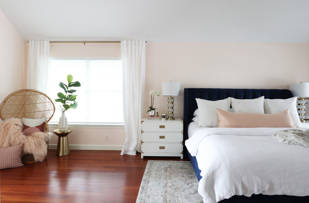 Foto på ett vintage sovrum, med rosa väggar, mörkt trägolv och brunt golv