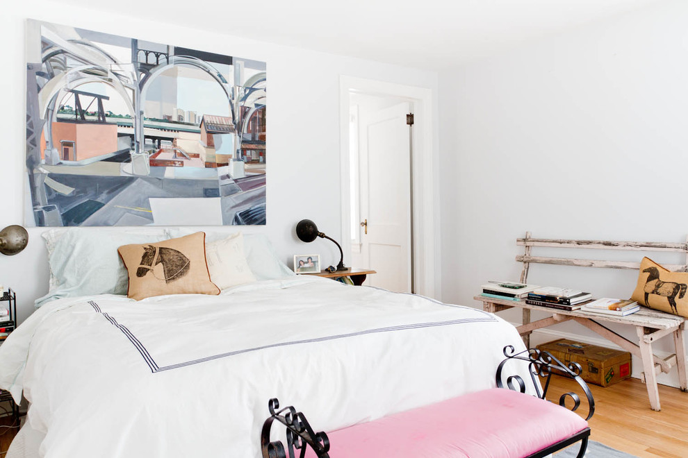 На фото: спальня в стиле фьюжн с белыми стенами с