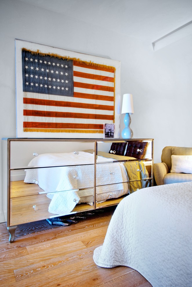 Esempio di una camera da letto contemporanea con pareti bianche e pavimento in legno massello medio