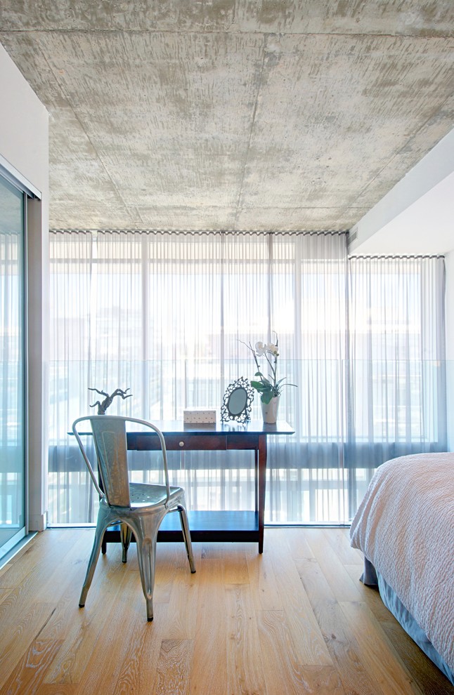 Cette image montre une chambre design avec un sol en bois brun.