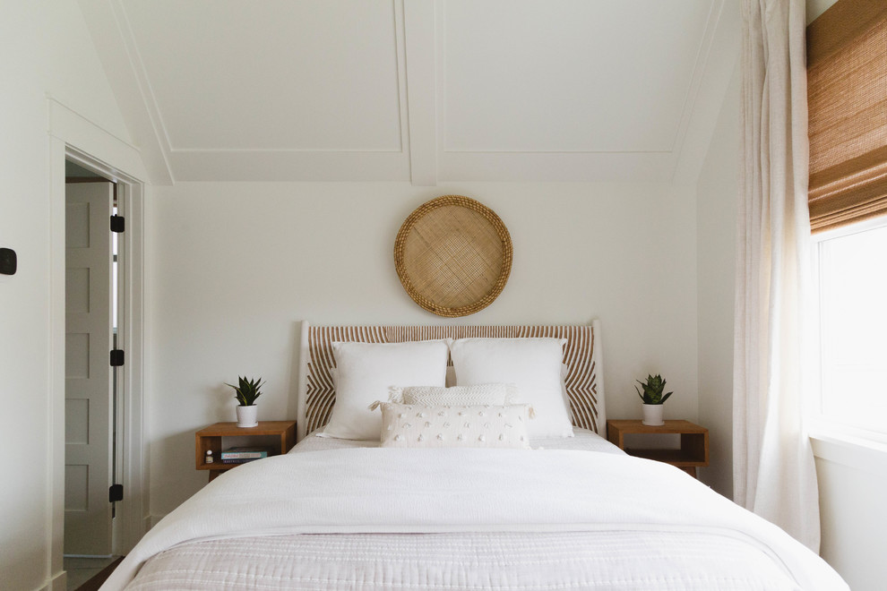 Maritimes Hauptschlafzimmer ohne Kamin mit weißer Wandfarbe in Chicago