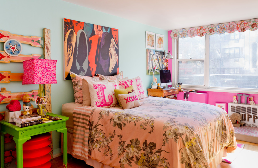 Immagine di una camera da letto eclettica con pareti blu