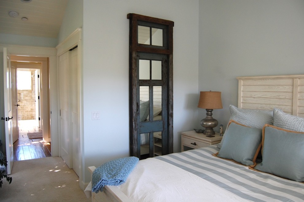 Immagine di una camera da letto stile marinaro con pareti grigie