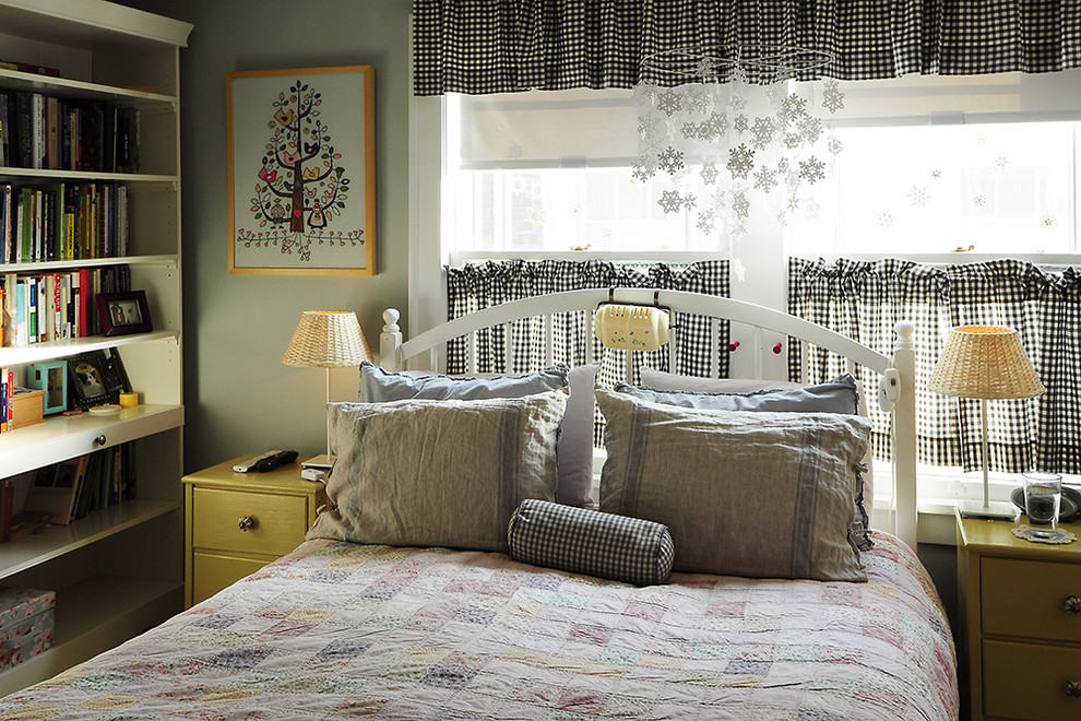 ポートランドにあるエクレクティックスタイルのおしゃれな寝室 (黒いカーテン) のインテリア