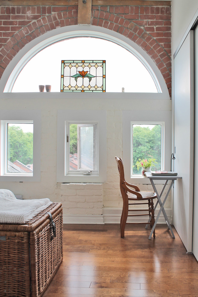 Ispirazione per una camera matrimoniale contemporanea di medie dimensioni con pareti bianche e pavimento in legno massello medio