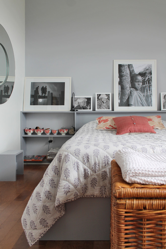 Foto de dormitorio contemporáneo de tamaño medio con paredes blancas y suelo de madera en tonos medios