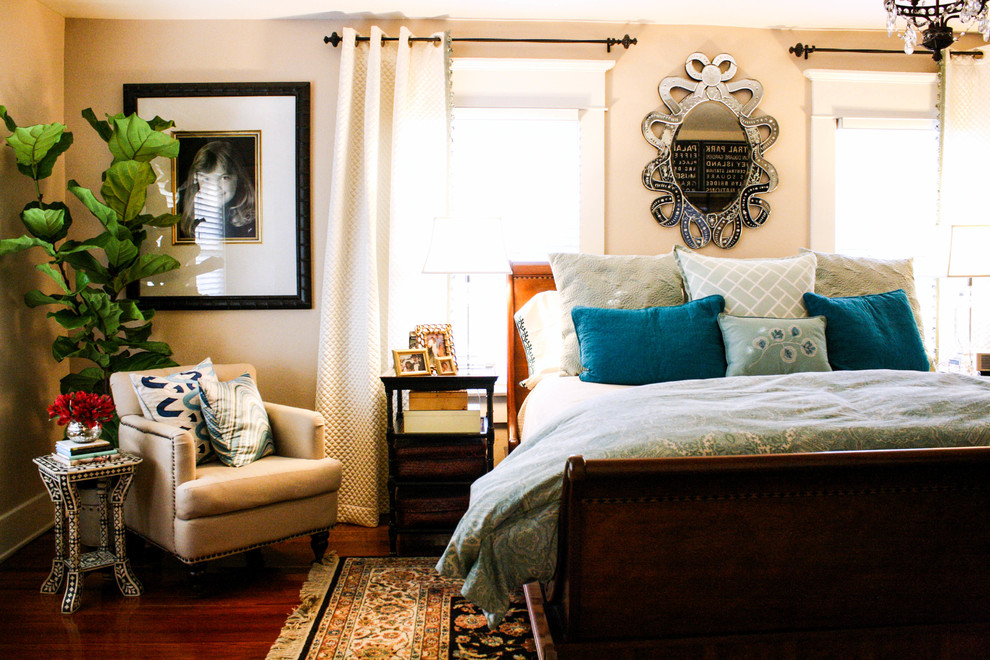 Klassisches Schlafzimmer mit beiger Wandfarbe und dunklem Holzboden in Tampa