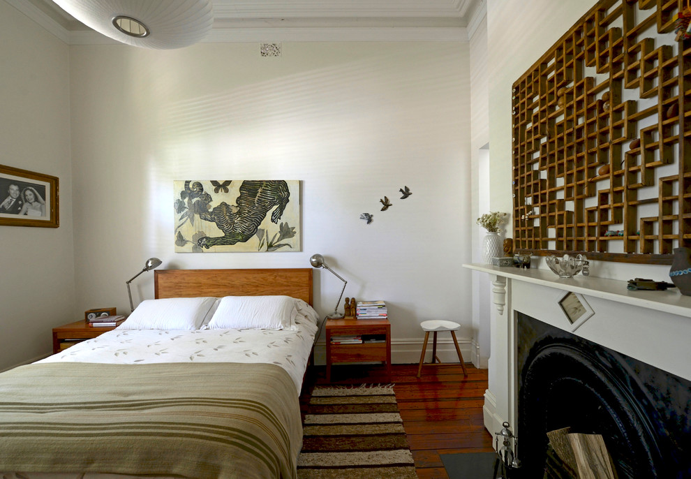 アデレードにあるコンテンポラリースタイルのおしゃれな寝室 (白い壁、濃色無垢フローリング、標準型暖炉) のレイアウト