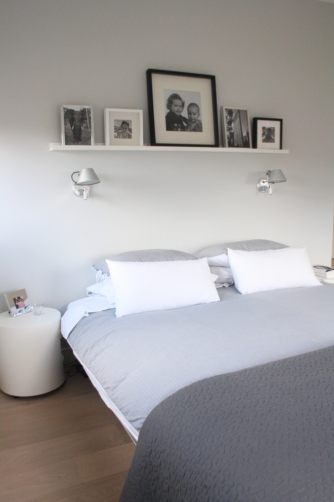 アムステルダムにあるコンテンポラリースタイルのおしゃれな寝室 (白い壁) のインテリア