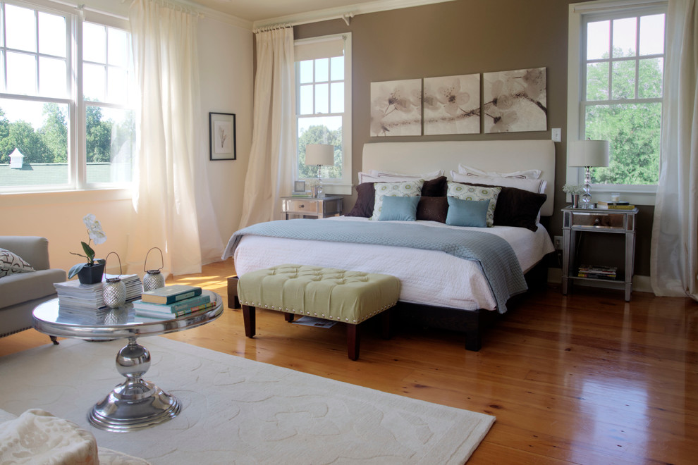 Imagen de dormitorio de estilo de casa de campo con paredes grises y suelo de madera en tonos medios
