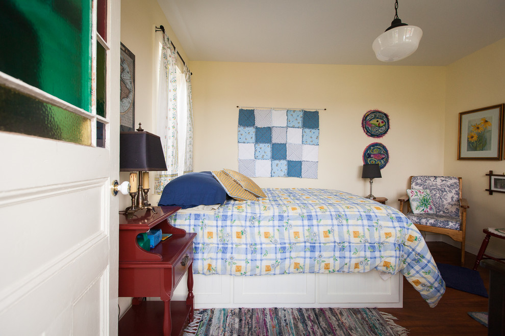 Ejemplo de dormitorio marinero con paredes beige y suelo de madera oscura