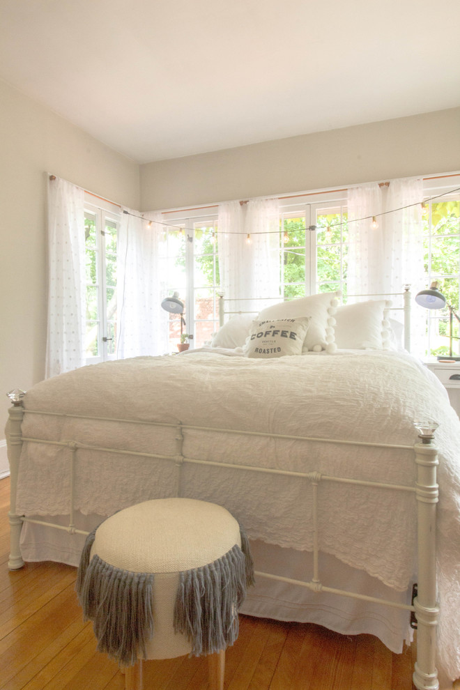 Cottage bedroom photo in New York