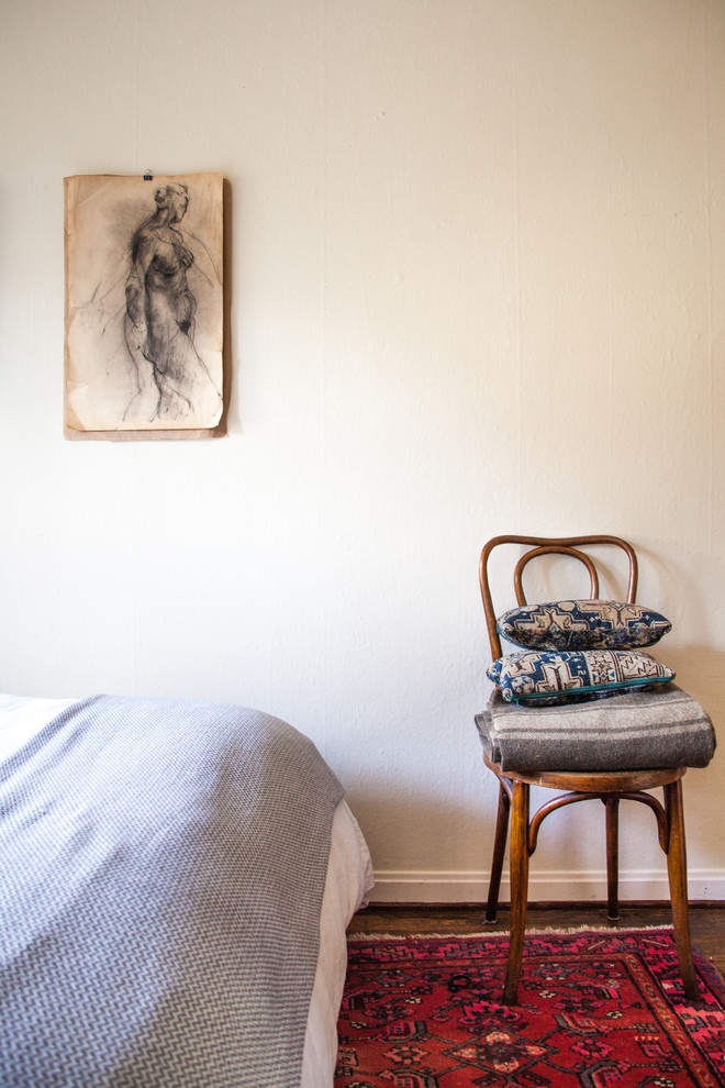 Kleines Eklektisches Hauptschlafzimmer mit braunem Holzboden in Seattle