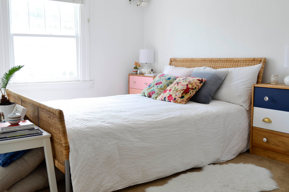 Источник вдохновения для домашнего уюта: маленькая хозяйская спальня в морском стиле с белыми стенами и ковровым покрытием для на участке и в саду