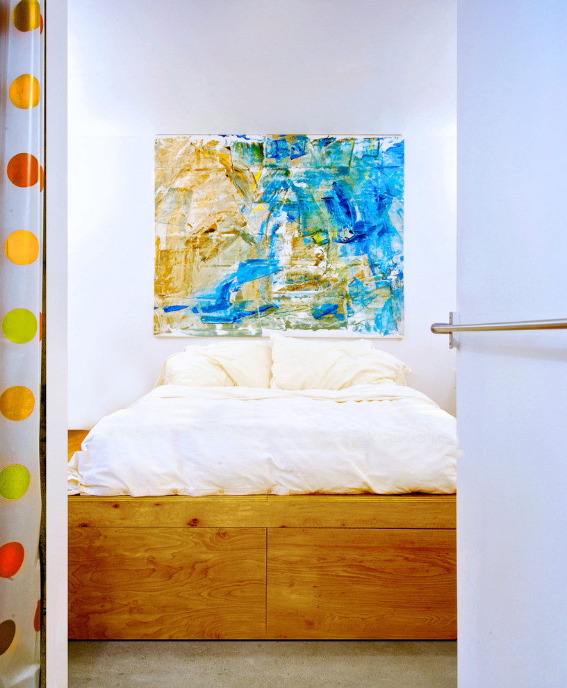 Пример оригинального дизайна: спальня в современном стиле с бетонным полом и белыми стенами