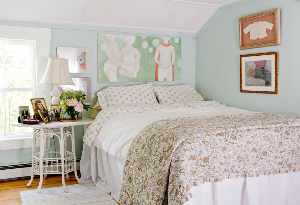 ニューヨークにある小さなシャビーシック調のおしゃれな寝室 (青い壁、無垢フローリング) のレイアウト