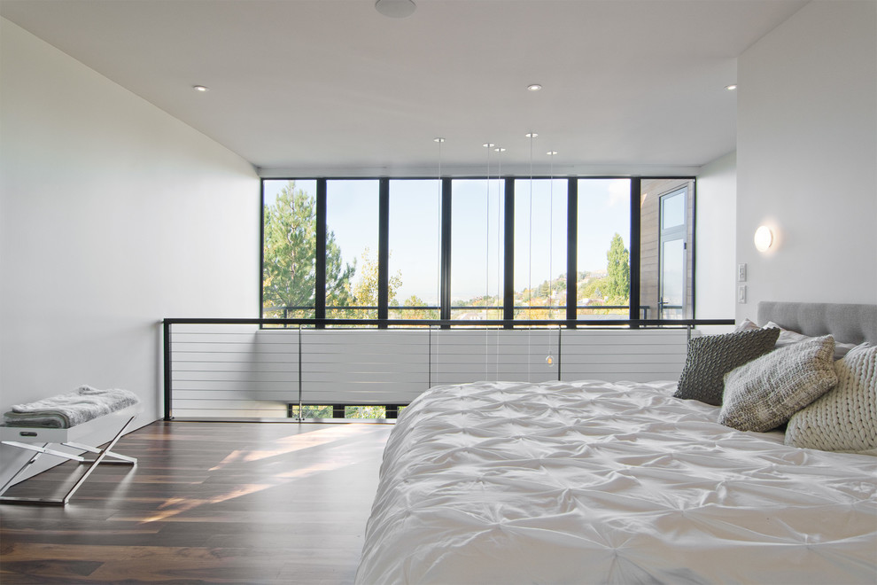 Esempio di un'In mansarda camera da letto minimalista con pareti bianche