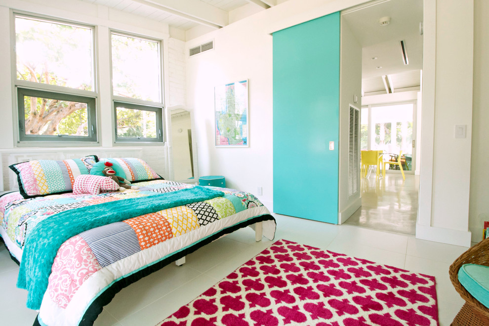 Imagen de dormitorio costero con paredes blancas y suelo blanco