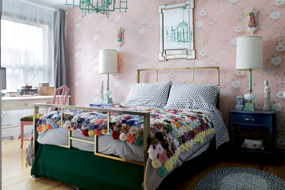 Aménagement d'une chambre parentale grise et rose éclectique avec un mur multicolore, parquet clair, aucune cheminée et un sol jaune.