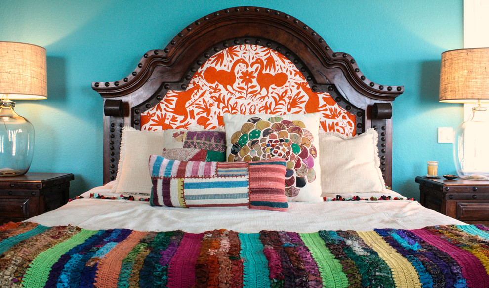 Mediterranes Schlafzimmer mit blauer Wandfarbe in Tampa