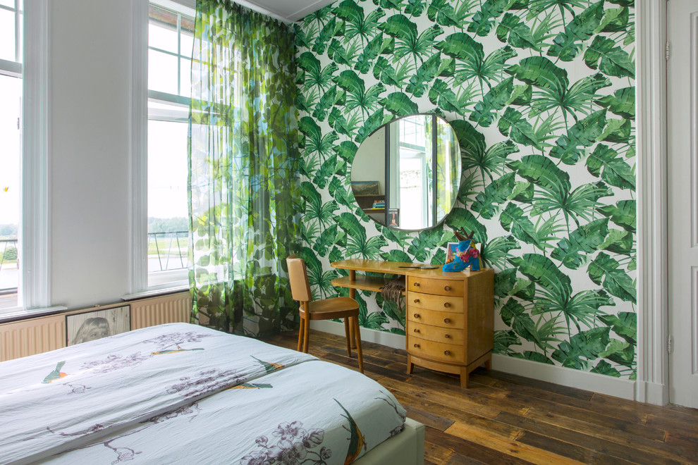 Cette image montre une chambre bohème avec un mur vert, parquet foncé et un sol marron.