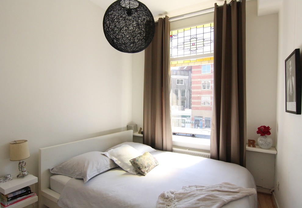 アムステルダムにあるエクレクティックスタイルのおしゃれな寝室 (白い壁、暖炉なし)