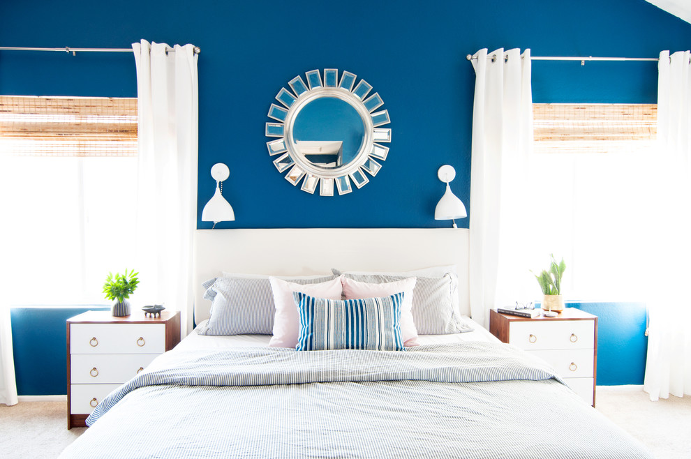 На фото: хозяйская спальня среднего размера в стиле фьюжн с синими стенами