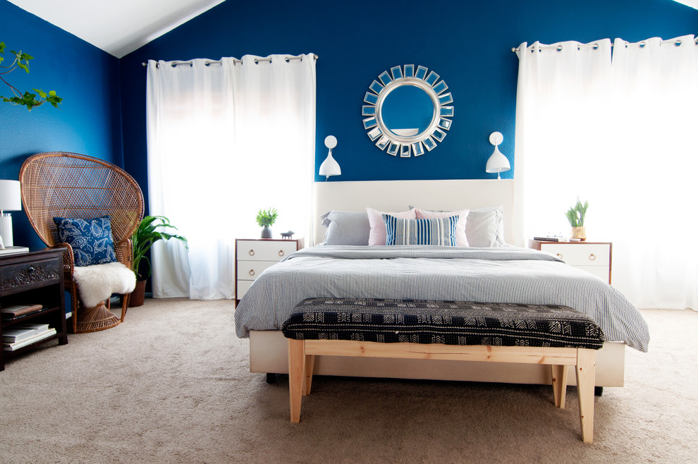 Идея дизайна: хозяйская спальня среднего размера в стиле фьюжн с синими стенами
