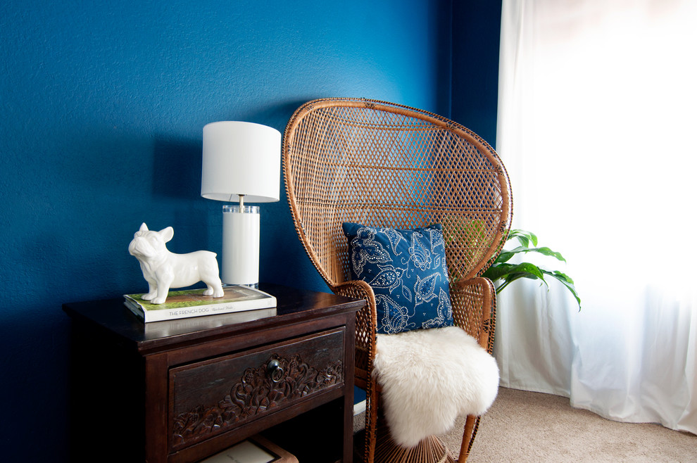 Источник вдохновения для домашнего уюта: хозяйская спальня среднего размера в стиле фьюжн с синими стенами