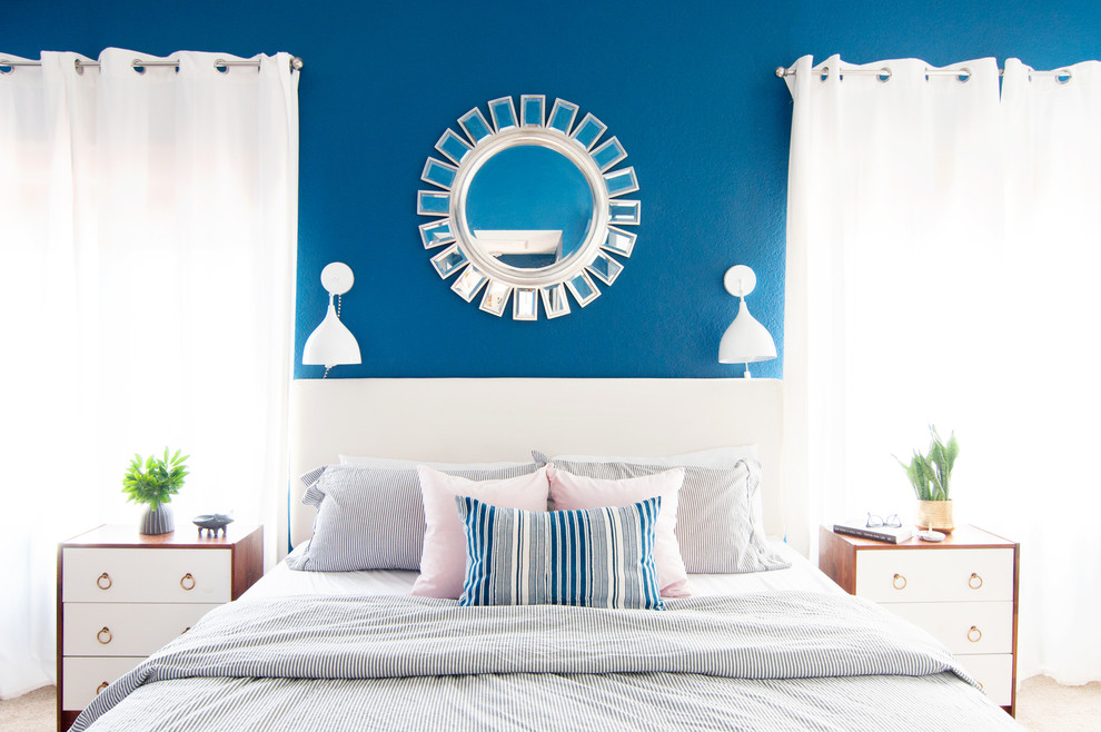 Imagen de dormitorio principal ecléctico de tamaño medio con paredes azules