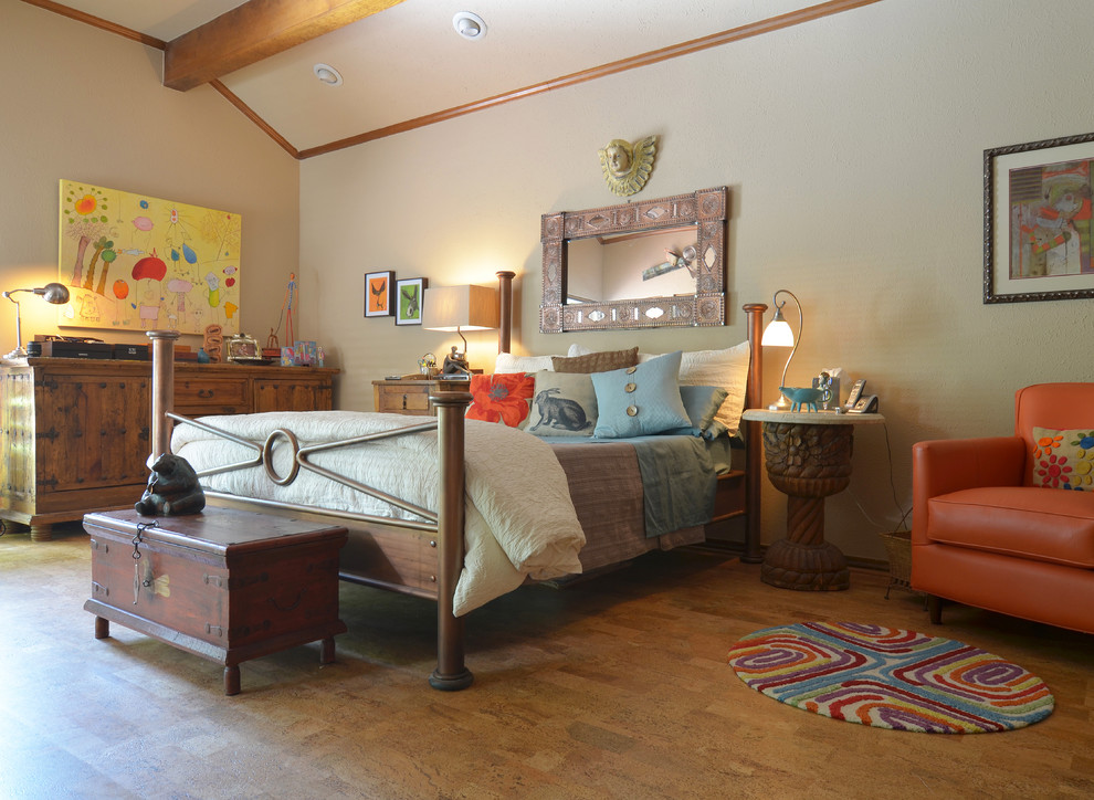 Foto di una camera da letto eclettica con pavimento in sughero