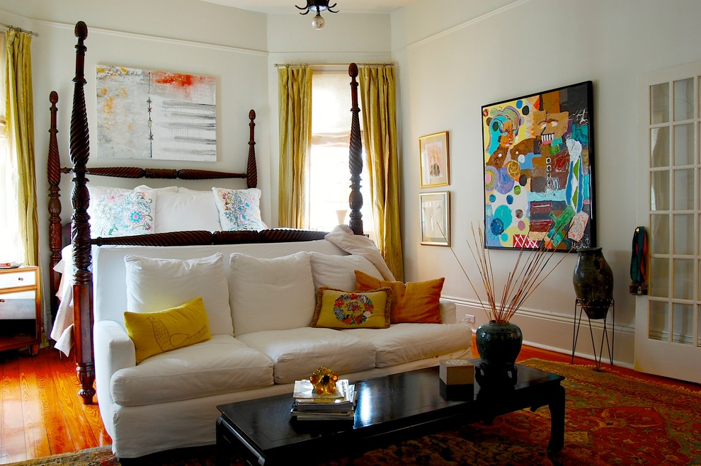 Stilmix Hauptschlafzimmer ohne Kamin mit weißer Wandfarbe und braunem Holzboden in New York