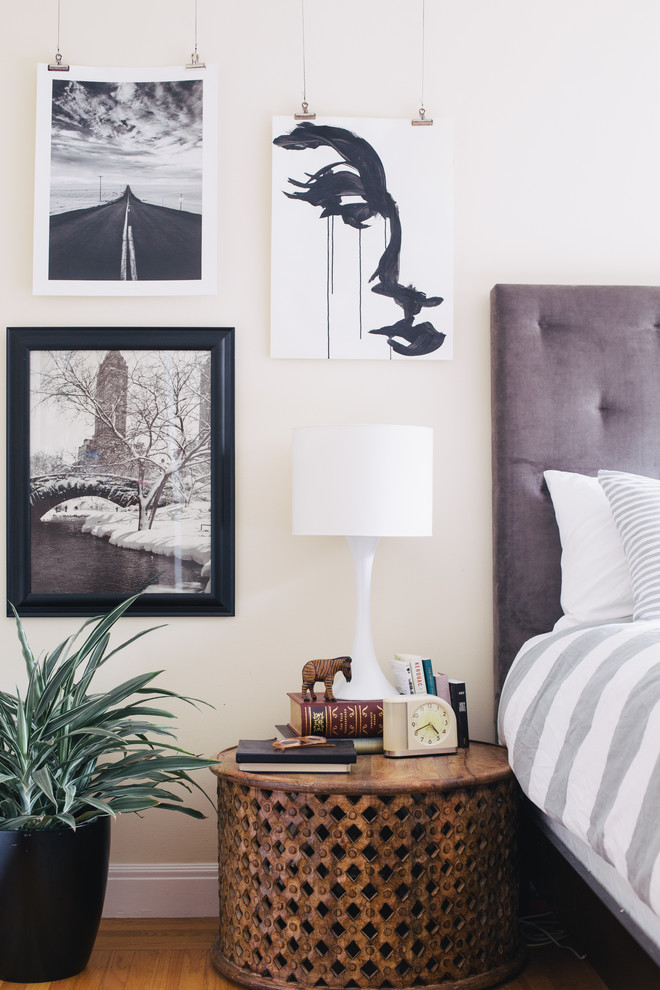 Imagen de dormitorio principal bohemio pequeño con paredes blancas y suelo de madera en tonos medios