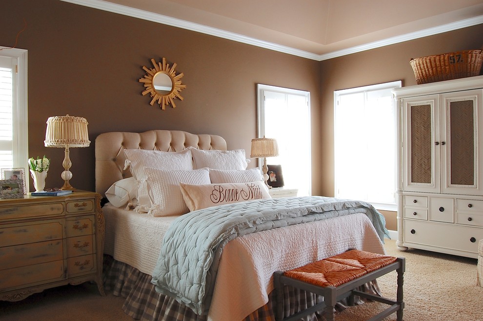 Idéer för ett lantligt sovrum, med bruna väggar, heltäckningsmatta och beiget golv