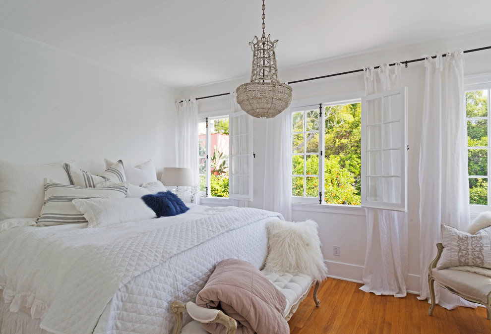 Foto på ett shabby chic-inspirerat sovrum, med vita väggar och mellanmörkt trägolv