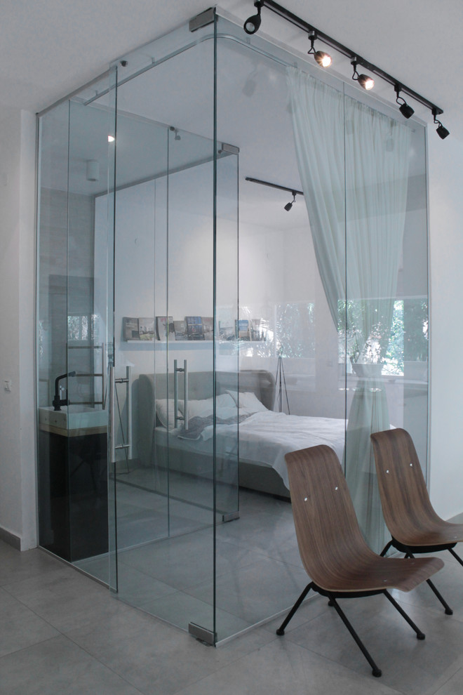 Idée de décoration pour une chambre design avec un mur blanc, sol en béton ciré et un sol gris.
