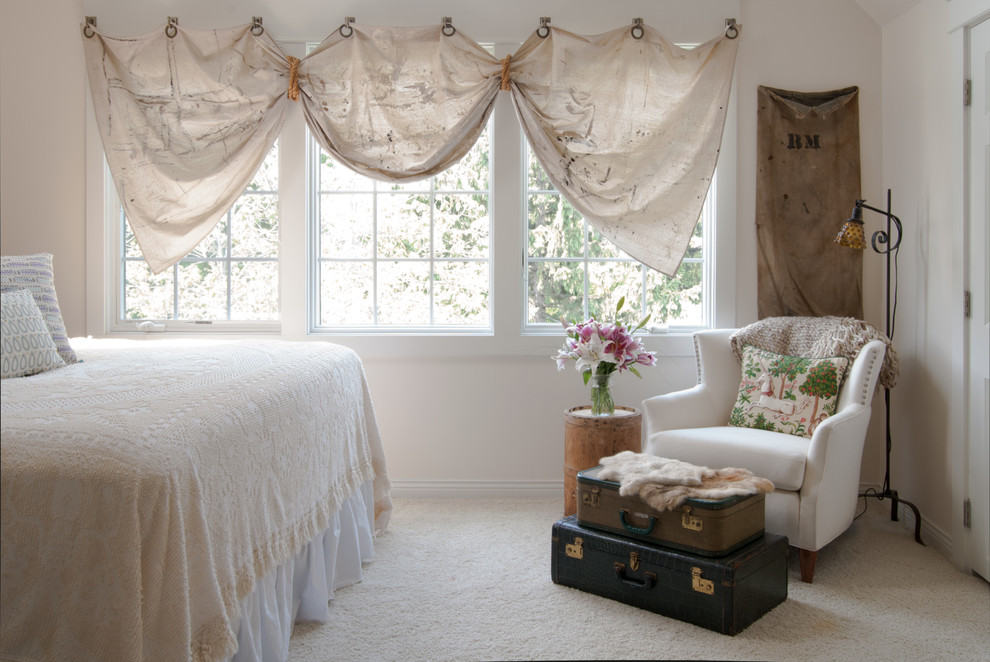 Свежая идея для дизайна: большая хозяйская спальня в стиле фьюжн с белыми стенами и ковровым покрытием - отличное фото интерьера