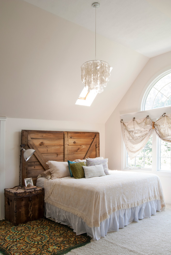 На фото: большая хозяйская спальня в стиле фьюжн с белыми стенами и ковровым покрытием без камина