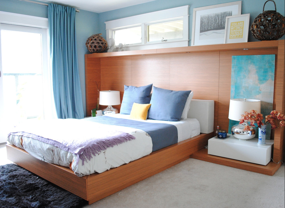 Ejemplo de dormitorio contemporáneo con paredes azules y moqueta