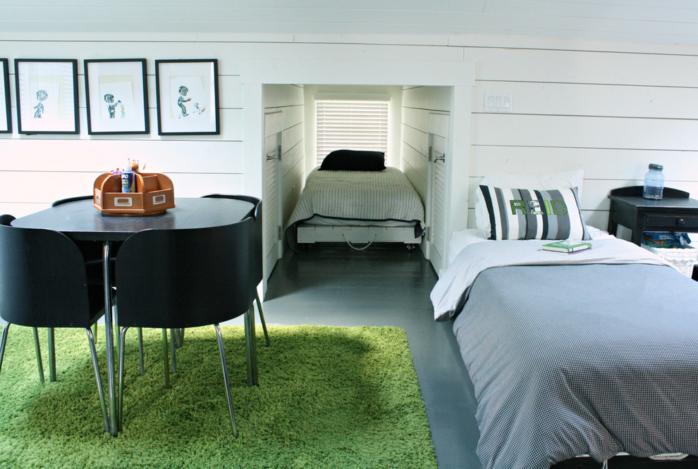 タンパにあるトランジショナルスタイルのおしゃれな客用寝室 (白い壁、コンクリートの床、暖炉なし、グレーの床、勾配天井) のインテリア