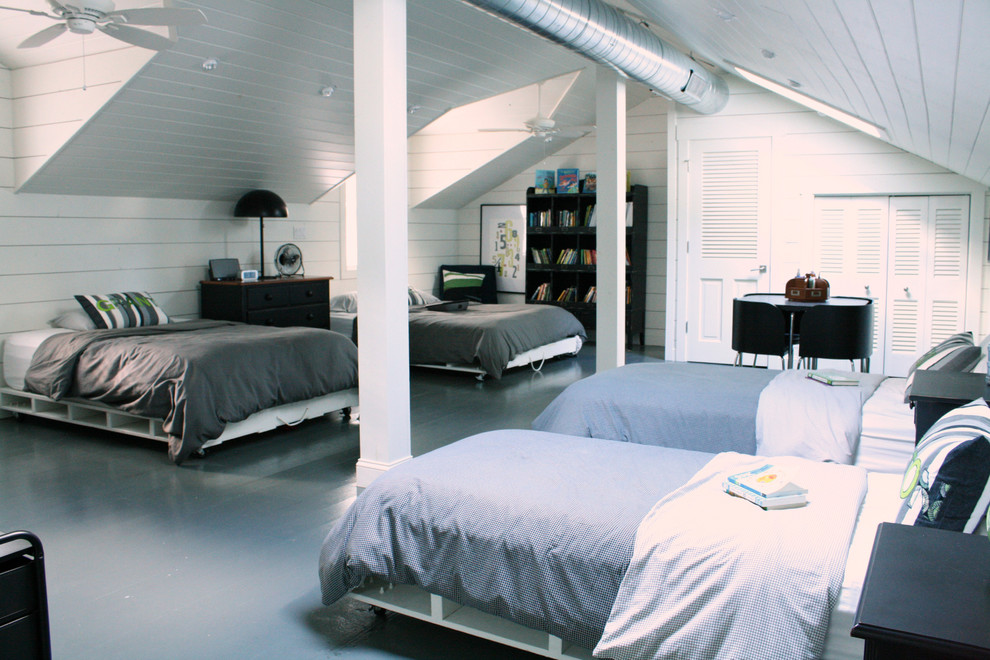 Пример оригинального дизайна: спальня в стиле неоклассика (современная классика) с белыми стенами и серым полом