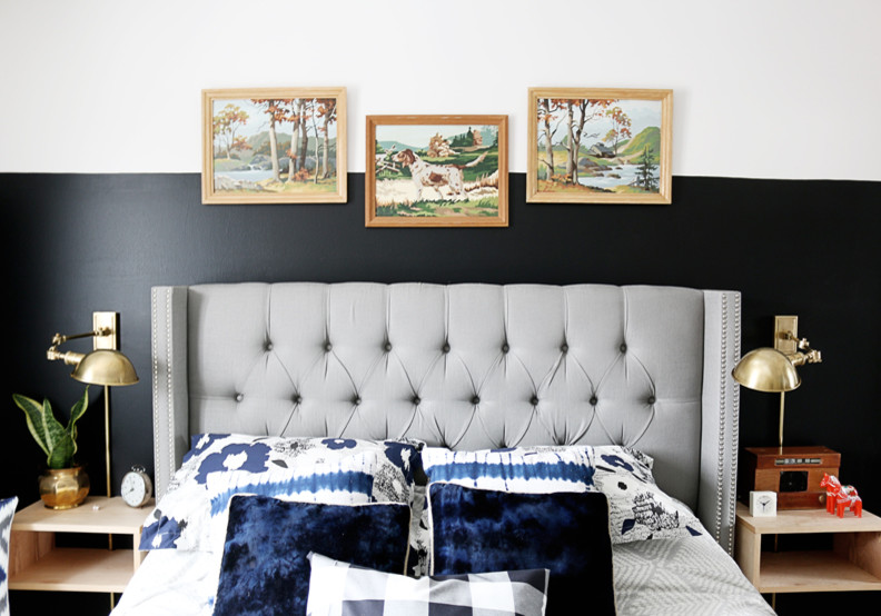 Imagen de dormitorio principal bohemio pequeño con paredes negras y suelo de madera clara