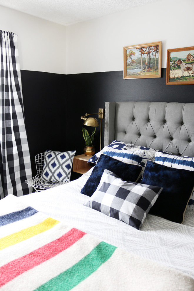Imagen de dormitorio principal ecléctico pequeño con paredes negras y suelo de madera clara
