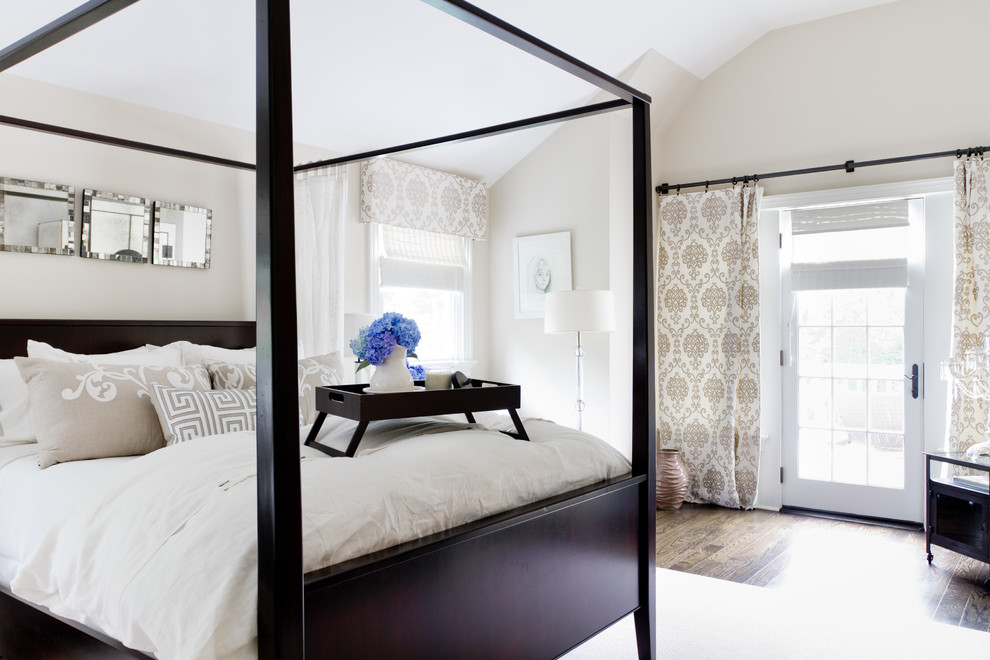 Modelo de dormitorio clásico con paredes beige y suelo de madera oscura