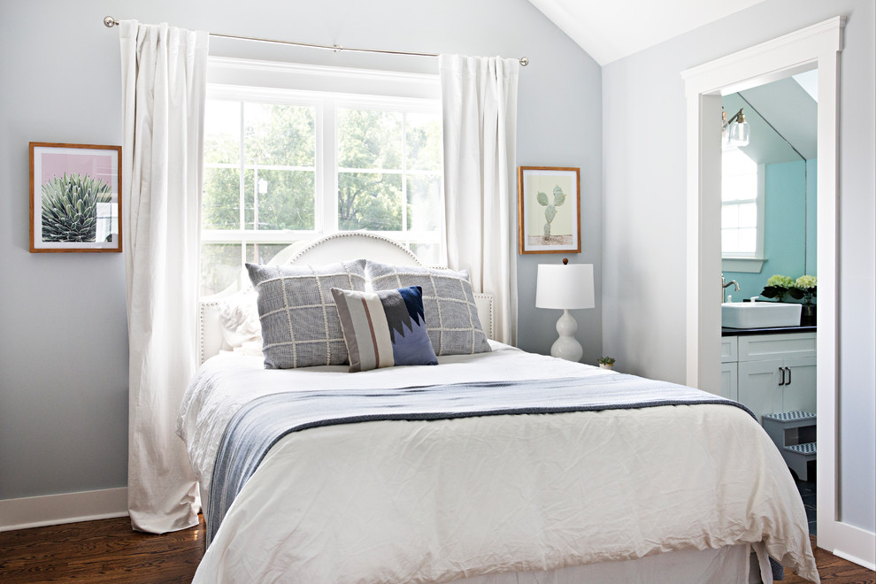 Ejemplo de dormitorio principal campestre con paredes azules, suelo de madera oscura y suelo marrón