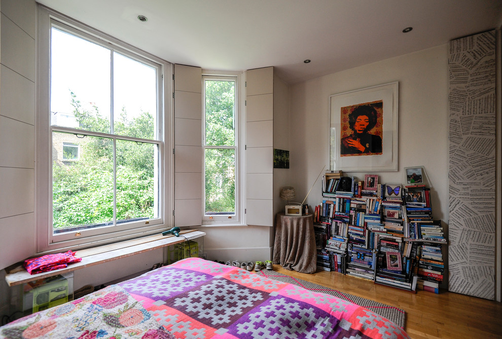 Stilmix Schlafzimmer ohne Kamin mit weißer Wandfarbe und braunem Holzboden in London