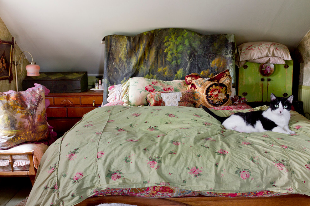 Example of an eclectic guest bedroom design in New York