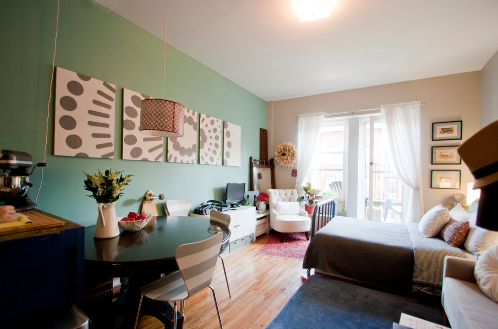 Imagen de dormitorio bohemio con paredes verdes y suelo de madera en tonos medios