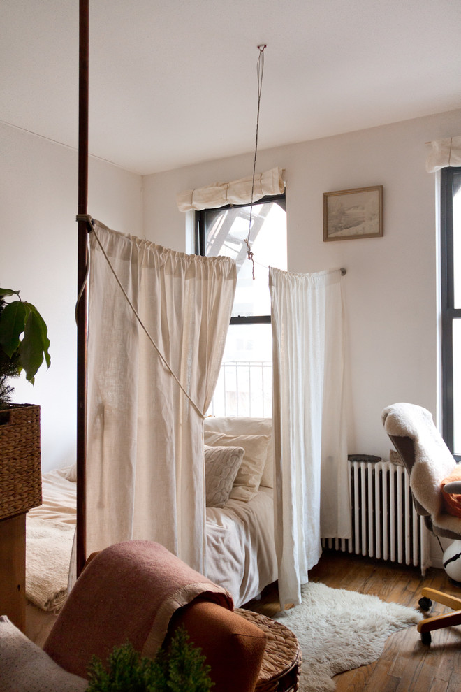 ニューヨークにあるインダストリアルスタイルのおしゃれな寝室 (白い壁、間仕切りカーテン)